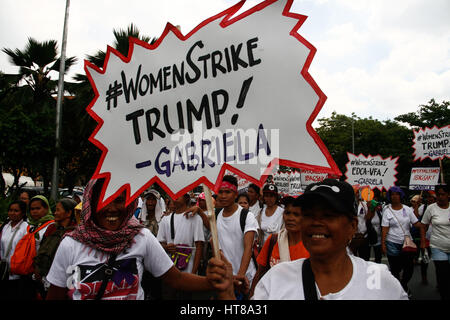 Manila, Philippines. 08th Mar, 2017. Women rights group Gabriela, lead a march to the U.S. embassy in Manila, noon Wednesday in observation of International Women's Day. Credit: J Gerard Seguia/Pacific Press/Alamy Live News Stock Photo