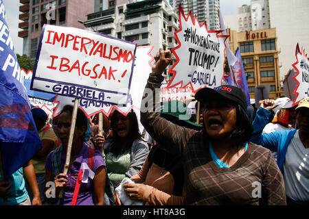 Manila, Philippines. 08th Mar, 2017. Women rights group Gabriela, lead a march to the U.S. embassy in Manila, noon Wednesday in observation of International Women's Day. Credit: J Gerard Seguia/Pacific Press/Alamy Live News Stock Photo