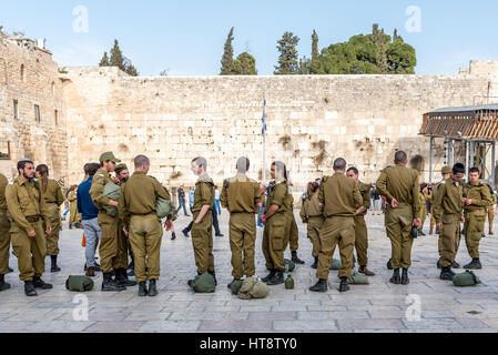 Young recruits - IDF in front of western wall, Jerusalem, Israel Stock Photo