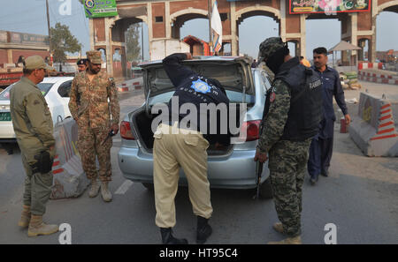 Lahore, Pakistan. 08th Mar, 2017. Pakistani Army, ranger and police personnel check the vehicles at the in and out points of the city after security alert over threats of terrorism in Lahore. Credit: Rana Sajid Hussain/Pacific Press/Alamy Live News Stock Photo