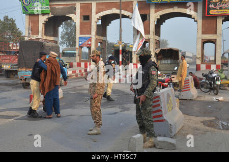 Lahore, Pakistan. 08th Mar, 2017. Pakistani Army, ranger and police personnel check the vehicles at the in and out points of the city after security alert over threats of terrorism in Lahore. Credit: Rana Sajid Hussain/Pacific Press/Alamy Live News Stock Photo