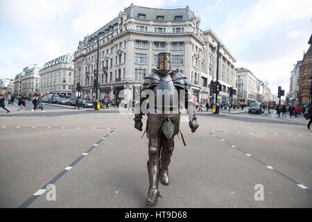 EDITORIAL USE ONLY A seven foot man dressed as a Knight in armour in Oxford Circus, London today as part of the HISTORY's A Big Knight In, which continues tonight with a new episode of &Ocirc;Forged in Fire&Otilde; at 9pm. Stock Photo