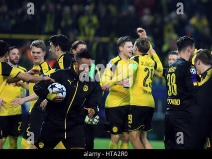 Dortmund, Germany. 8th Mar, 2017. Players of Borussia Dortmund celebrate after winning the UEFA Champions League Round of 16 second leg match between Borussia Dortmund and SL Benfica at Signal Iduna Park in Dortmund, Germany, on March 8, 2017. Borussia Dortmund won 4-0 and advanced to the quarterfinal with 4-1 on aggregate. Credit: Luo Huanhuan/Xinhua/Alamy Live News Stock Photo