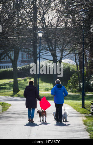 Aberystwyth, Wales, UK. 09th Mar, 2017. UK weather: A senior couple stroll arm in arm along the promenade  on a  bright sunny and warm spring morning in Aberystwyth Wales Credit: keith morris/Ģ����ý Live News Stock Photo