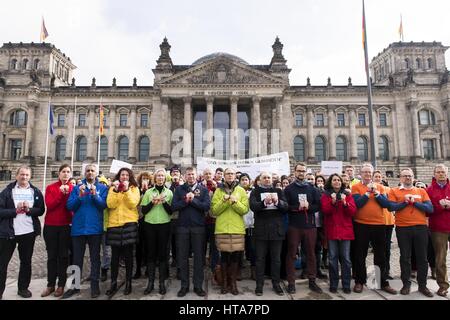 Berlin, Germany. 9th Mar, 2017. Under the motto ''We are hands bound'' more than 100 humanitarian aid workers meet in front of the German Reichstag-Building to demand humanitarian access and the protection of international law. In the run-up to the sixth year of the Syrian crisis, more than 20 German relief organizations are pointing out that Syria is still home to about 5 million people in 13 besieged and difficult-to-reach areas. Credit: Jan Scheunert/ZUMA Wire/Alamy Live News Stock Photo