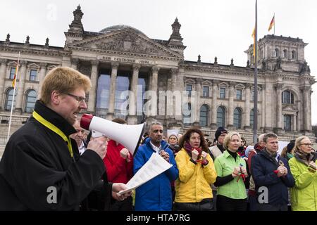 Berlin, Germany. 9th Mar, 2017. Under the motto ''We are hands bound'' more than 100 humanitarian aid workers meet in front of the German Reichstag-Building to demand humanitarian access and the protection of international law. In the run-up to the sixth year of the Syrian crisis, more than 20 German relief organizations are pointing out that Syria is still home to about 5 million people in 13 besieged and difficult-to-reach areas. Credit: Jan Scheunert/ZUMA Wire/Alamy Live News Stock Photo