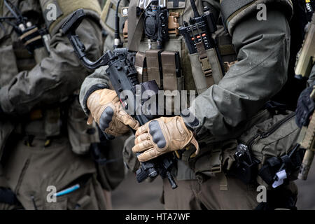 Mtn Ops Display Racks Members of German Military take part in the joint medical training ...
