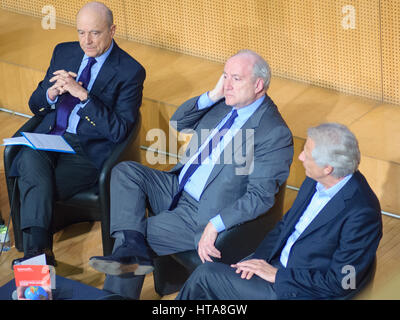 Alain Juppé, Hubert Védrine, Dominique de Villepin, all former Ministres of Foreign Affaies, giving a conference at the Paris School of International Affairs, part of SciencesPo, in Paris Stock Photo