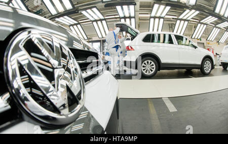 Wolfsburg, Germany. 9th Mar, 2017. Two employees work on a VW Tiguan at the Volkwagen manufactory in Wolfsburg, Germany, 9 March 2017. The saving pact of Volkswagen for the weak main brand is said to be the main topic of the press conference on 14 March, when the VW group will announce the annual figures for the past fiscal year. Photo: Julian Stratenschulte/dpa/Alamy Live News Stock Photo