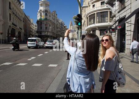 Madrid, Spain. 9th March 2017. Spring time and high temperatures in the streets of Madrid, Spain on Thursday, March 9, 2017 Credit: Gtres Información más Comuniación on line,S.L./Alamy Live News Stock Photo