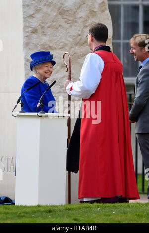 The Queen at Memorial honouring the service and duty of both the UK Armed Forces and civilians in the Gulf region, Iraq and Afghanistan. Sculptor Paul Day was present Stock Photo