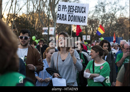 Madrid, Spain. 9th Mar, 2017. On March 9 was a general strike in education in the Spanish state. In Madrid was held a demonstration at sunset giving the end of the days of protest with different groups linked to education. It called for the end of the economic cuts for public education and the repeal of reforms of law in public education in Spain. Credit: Nacho Guadano/ZUMA Wire/Alamy Live News Stock Photo