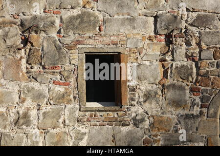 Natursteinmauer mit Fenster Stock Photo