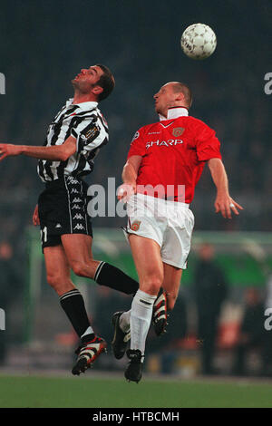 JAAP STAM & ZINEDINE ZIDANE JUVENTUS V MANCHESTER UNITED 21 April 1999 Stock Photo