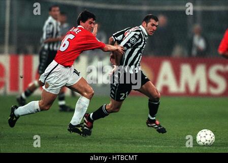 ZINEDINE ZIDANE & ROY KEANE JUVENTUS V MANCHESTER UNITED 21 April 1999 Stock Photo