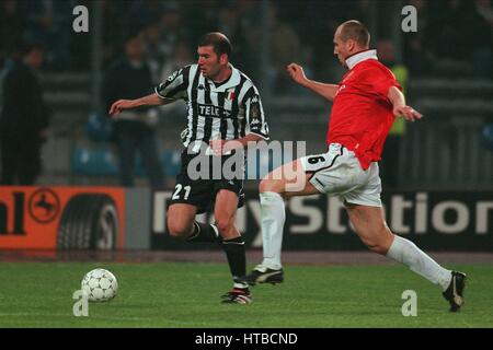 ZINEDINE ZIDANE & JAAP STAM JUVENTUS V MANCHESTER UNITED 21 April 1999 Stock Photo