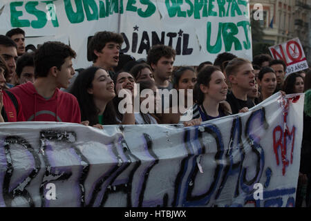 Madrid, Spain. 09th Mar, 2017. Students protesting. Thousands of people march in the Green Tide for the derogation of LOMCE and cuts in Education. Credit: Jorge Gonzalez/Pacific Press/Alamy Live News Stock Photo