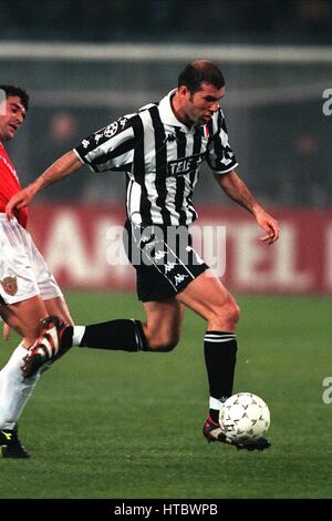 ZINEDINE ZIDANE JUVENTUS 21 April 1999 Stock Photo: 135475779 - Alamy