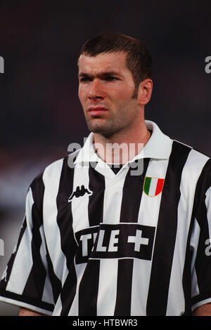 ZINEDINE ZIDANE JUVENTUS 21 April 1999 Stock Photo: 135475779 - Alamy