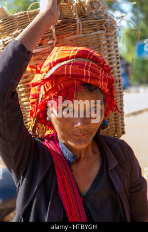 Myanmar (ex Birmanie). Inle lake. Shan state. Market day in the village. Portrait of a women of the PA-O ethnicity Stock Photo