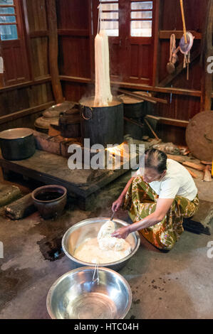 Myanmar (ex Birmanie). Inle lake. Shan state. The weaving of lotus Silk fabric from the stalks of the lotus plant is a local industry Stock Photo