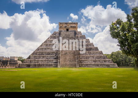 Mayan Temple pyramid  of Kukulkan - Chichen Itza, Yucatan, Mexico Stock Photo