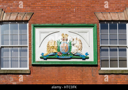 United Kingdom Coat of Arms with wording 'Dieu et Mon Droit' on the wall of Derby Magistrates' Court in St Mary's Gate Stock Photo