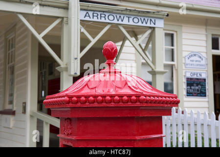 Arrowtown, Otago, New Zealand. Traditional red Penfold pillar box outside Arrowtown Post Office, Buckingham Street. Stock Photo