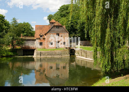 Mapledurham Water Mill, Oxfordshire, England Stock Photo