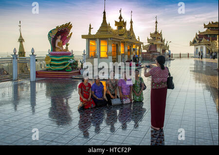 Myanmar (formerly Burma). Mon State. Mawlamyine (Moulmein). Pagoda Paya Kyaik than lan (Kyaikthanlan). Burmese women Stock Photo