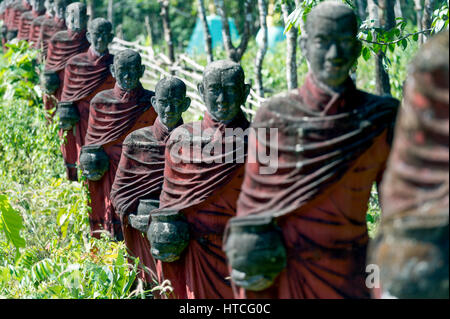 Myanmar (formerly Burma). Mon State. Yadana Daung Mawlamyine (Moulmein) surroundings, Win Sein Taw Ya temple. Row of statues of the 500 Arahant follow Stock Photo