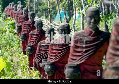 Myanmar (formerly Burma). Mon State. Yadana Daung Mawlamyine (Moulmein) surroundings, Win Sein Taw Ya temple. Row of statues of the 500 Arahant follow Stock Photo