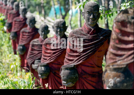 Myanmar (formerly Burma). Mon State. Yadana Daung Mawlamyine (Moulmein) surroundings, Win Sein Taw Ya temple. Row of statues of the 500 Arahant follow Stock Photo