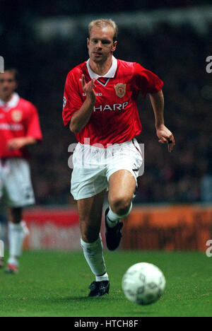 HENNING BERG MANCHESTER UNITED FC 01 December 1997 Stock Photo - Alamy