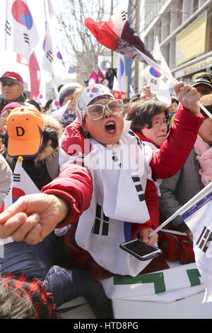 Seoul, South Korea. 10th Mar, 2017. Supporters of South Korean President Park Geun-hye react after the court's ruling on the impeachment of Park near the Constitutional Court. Credit: Min Won-Ki/ZUMA Wire/Alamy Live News Stock Photo