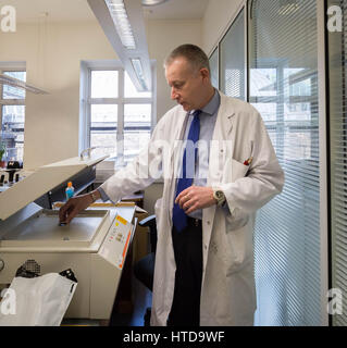 London, UK. 9th Mar, 2017. New £1 coins tested in the London Assay office ahead of their release 28th March, 2017. Pictured: Coins of the Realm are tested by diameter, weight and composition. To test composition, Chris Walne, the Laboratory Manager, The Goldsmiths' Company Assay Office, uses an XRay Flourescence Spectrometer. This is a non destructive test that reveals the elements of the coins and the amount of these elements. Credit: Guy Corbishley/Alamy Live News Stock Photo