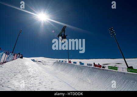 Sierra Nevada, Spain. 10th March, 2017. Chris Corning (USA) during the qualitification of Men's Slopstyle of FIS World Snowboard Championships on March 10, 2016 in Sierra Nevada, Spain. Credit: David Gato/Alamy Live News Stock Photo