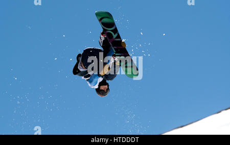 Sierra Nevada, Spain. 10th March, 2017. A rider during the qualitification of Men's Slopstyle of FIS World Snowboard Championships on March 10, 2016 in Sierra Nevada, Spain. Credit: David Gato/Alamy Live News Stock Photo