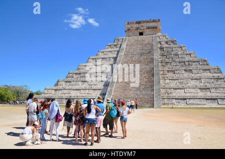 group of tourists in front of chichen itza el castillo Stock Photo