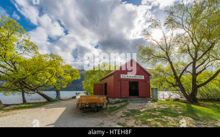 Red hut standing next to Lake Wakatipu, Glenorchy near Queenstown, Southern Alps, Otago, Southland, New Zealand Stock Photo