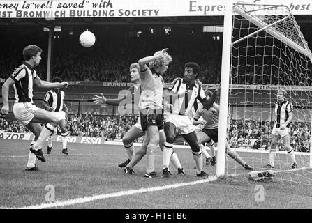 West Bromwich Albion v Wolves at the Hawthorns 23/8/80 John Wile, Tony Godden, Andy Gray, Brendon Batson Stock Photo