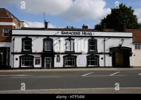 Saracens Head, High Street South,Dunstable, Bedfordshire, is the oldest public house in the town. Stock Photo