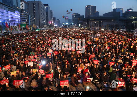 Seoul, South Korea. 11th Mar, 2017. Demonstrators against South Korea's ousted leader Park Geun-hye attend the last candlelight rally at Gwanghwamun Square in Seoul, South Korea, March 11, 2017. Hundreds of thousands of South Koreans took to the streets on Saturday night for a last, festive candlelight rally to celebrate former President Park Geun-hye's ouster. Credit: Lee Sang-ho/Xinhua/Alamy Live News Stock Photo