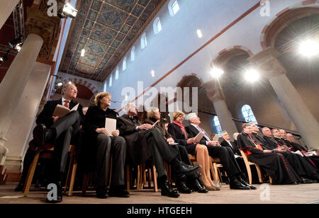 Hildesheim, Germany. 11th Mar, 2017. L-R: The premier of Lower Saxony Stephan Weil (SPD), German chancellor Angela Merkel (CDU), president of the Bundestag Norbert Lammert (CDU) and his wife Gertrud Lammert as well as the German president Joachim Gauck and his partner Daniela Schadt in Saint Michael's Church in Hildesheim, Germany, 11 March 2017. The Catholic and Evangelical churches of Germany are celebrating the 500th anniversary of the Reformation with a reconcilliation service in the church. Photo: Julian Stratenschulte/dpa/Alamy Live News Stock Photo