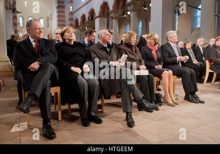 Hildesheim, Germany. 11th Mar, 2017. L-R: The premier of Lower Saxony Stephan Weil (SPD), German chancellor Angela Merkel (CDU), president of the Bundestag Norbert Lammert (CDU) and his wife Gertrud Lammert as well as the German president Joachim Gauck and his partner Daniela Schadt in Saint Michael's Church in Hildesheim, Germany, 11 March 2017. The Catholic and Evangelical churches of Germany are celebrating the 500th anniversary of the Reformation with a reconcilliation service in the church. Photo: Julian Stratenschulte/dpa/Alamy Live News Stock Photo