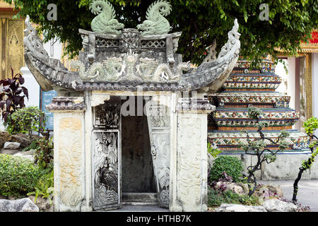 A view of a small building in the courtyard of the temple of Wat Pho in Bangkok, Tahiland. Stock Photo