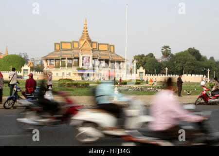 Morning traffic speeds past the Royal Palace in central Phnom Penh, Cambodia. Stock Photo