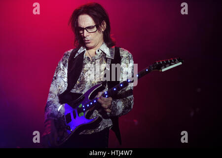 Steve Vai performing, Steve, Steven Siro Vai, Whitesnake (1989 – 1991 ...