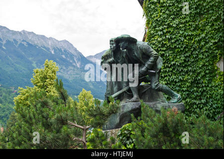 Bronze statues of two men known as 'Monument anon 9' created by Christian Platter 1904, Innsbruck, Tyrol, Austria Stock Photo