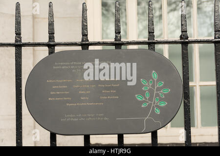 Memorial plaque outside BMA House on Tavistock Square - the site at which the number 30 bus blast occurred on 7/7 and 13 people lost their lives Stock Photo